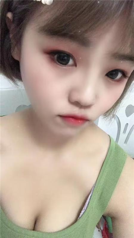 可爱短发小姐姐